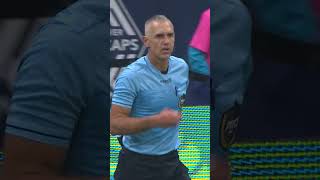 Referee set the screen 😳