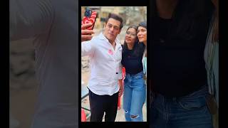 How Salman Khan meets his fans !!! 😱😱#shorts #salmankhan #ytshorts