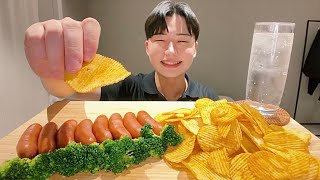 ASMR ソーセージと厚切りポテトチップスを食べる【咀嚼音/ Mukbang/ Eating Sounds】【日本語字幕】