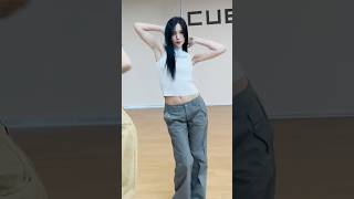 Mina dancing to gidle"Queen Card"