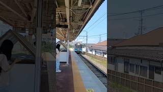 JR東日本の大糸線に豊科駅普通列車松本行きが到着する。汽笛1回