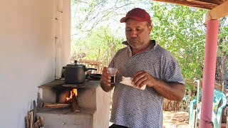 Pedreiro Ivanildo fazendo tapioca com ovo no fogão à lenha #fogão à lenha