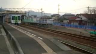 JR四国2000系３両特急「宇和海」アンパンマン列車／予讃線北伊予駅。