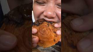 Crombolini lagiieeh #mukbang #asmr #icecream #makannya #asmreating #makan #shortvideo #shorts