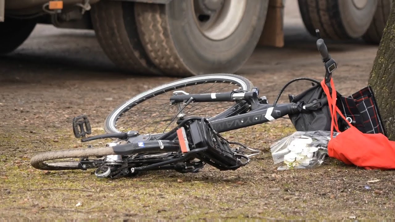 Radfahrerin Stirbt Bei Crash Mit Lkw In Delmenhorst - YouTube