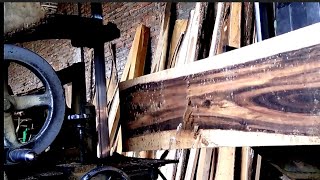 penggergajian kayu weru dengan gergaji mesin bansawmill buat bahan papan lemari