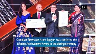 Akshay Kumar honours Big B with Indian Film Personality of Year award at IFFI 2017