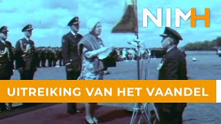 Uitreiking van het vaandel door Hare Majesteit Koningin Juliana