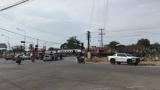 ALSTHOM 4226 รถสินค้า985ผ่านจุดตัดทางรถไฟด้านใต้เพชรบุรี