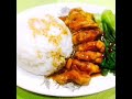 照烧鸡腿饭～鸡腿去骨（用剪刀剪非常容易～）；用盐、料酒和五香粉腌制30分钟；煎的时候一定要先煎带皮的一面；照烧酱汁的比例：生抽3：料酒3：蜂蜜2； 美食 这道菜很多人都会做，每个人的做法都不相同，我推