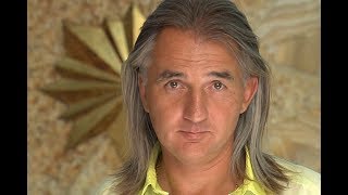 Braco gazes on the code!