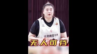 女篮大宝贝刘禹彤，你见过她三步上篮吗？内线堪称无敌，又美又能打