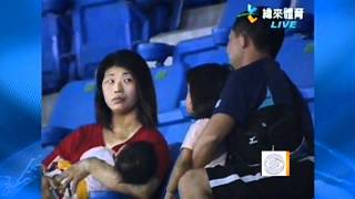 Baseball fan drops little girl for foul ball