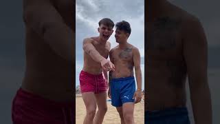 Cuando ENTIERRAS a tu AMIGO en LA PLAYA #shorts