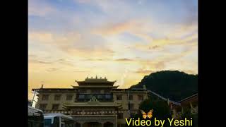 ༈ ཤེལ་དཀར་ཆོས་སྡེ་དགའ་ལྡན་ལེགས་བཤད་གླིང་གྲྭ་ཚང་དུ་དགའ་ལྡན་ལྔ་མཆོད་ཆེན་མོའི་མཆོད་འབུལ།