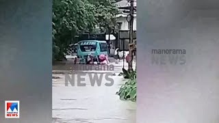 ഈരാറ്റുപേട്ടിയില്‍ സ്വകാര്യബസ് വെള്ളത്തില്‍ കുടുങ്ങി; നാട്ടുകാര്‍ ബസ് തള്ളിനീക്കി | Bus