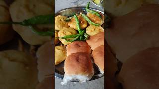 गावाकडच्या पद्धतीने चुलीवर बनवला चमचमीत वडापाव ‌vadapav #ytshorts #youtubeshorts #shortvideo #shorts