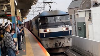 JR貨物EF210形300番台301号機（トップナンバー）＋コキ18B（両）が警笛を鳴らしながら北朝霞駅を通過するシーン（3096レ・吹A107・コンテナ輸送）2022.5.26