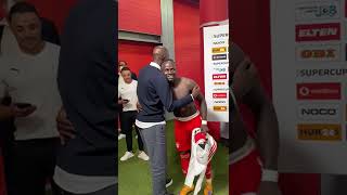 La rencontre de 2 lions: Sadio Mané offre son maillot à Babacar Ndiaye, team Manager Leipzig