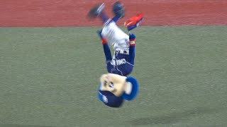 今日もバク転を披露したドアラに両チームのファンから大きな歓声が上がる！ (2022/04/06)