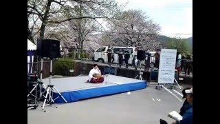 毘沙門堂の桜の開花との記念行事の音楽