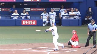 細川が甘い直球を捉えきれず平凡なレフトフライ。ガックシ肩を落とす和田コーチ（2023年8月13日）