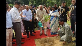 President Kovind and the First Lady plants a sapling in the Herbal Garden of Rashtrapati Bhavan