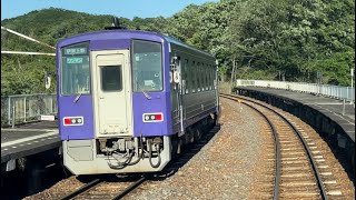 関西本線月ヶ瀬口駅を発車するキハ120伊賀上野行き