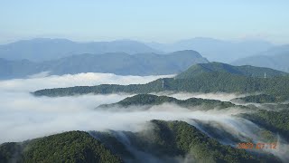 美美的藍天綠地雲海流瀑+日出斜射光，和可愛小孫女一樣永遠看不膩 ! #金星合月 7/12