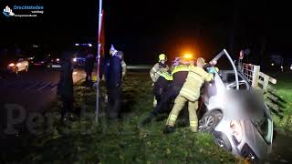 Hulpdiensten bevrijden vrouw uit auto nadat ze van de weg raakt en in sloot terecht komt