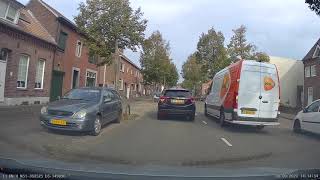 [402]PostNL heeft vrije plaatsen zat maar parkeert op de rijbaan