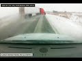 semi vrachtwagenmes over de besneeuwde snelweg in kansas