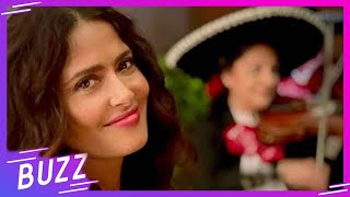 Salma Hayek celebra su cumpleaños a la mexicana, cantó y bailó con mariachi | Buzz