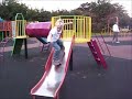 niño de 4 años patinando con su skate