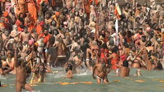 Cientos de miles de hindúes ignoran covid y se bañan en el Ganges | AFP