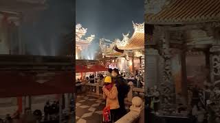 柯雨瑞（2024/12/31），台北市萬華區龍山寺2024年12月31日觀世音菩薩的「千手千眼大悲懺法會」及夜景的介紹