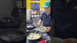 Bí quyết chiên cơm có màu xanh thơm ngon