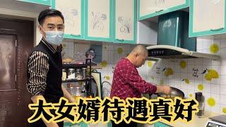 大女婿又跑来蹭饭吃，老丈人做菜使劲放肉，俩人对着吃这个香！