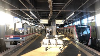 京成3400形3438f 特急 上野行き と 都営5500形5526f 快特 羽田空港行き が青砥駅を発車するシーン