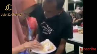 MOMENT HARU BIRU SEORANG IBU MENYUAPI 10 ORANG ANAKNYA YANG SUDAH DEWASA SAAT BERBUKA PUASA 😭😭😭