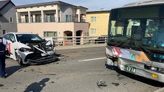 路線バスと乗用車が正面衝突　乗用車は大破…バスの乗客乗員14人のうち３人と乗用車の運転手の計４人が軽傷　片側１車線の緩いカーブ　北海道旭川市