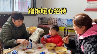 河南小姑娘农村蹭饭 碰壁两次遇善良人家 饭不够重新煮饺子招待