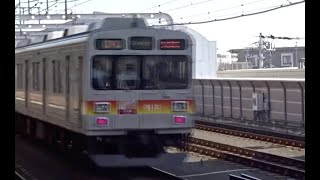 高津駅（DT09）３番線（ホームなし）を通過する東急9000系9013F