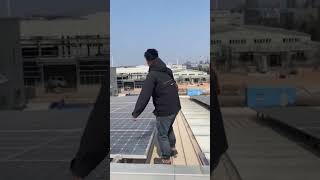 高空太陽能板清洗High altitude solar panel cleaning높은 고도의 태양광 패널 청소