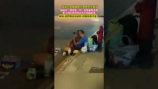 路人拍攝流浪大哥抱著兩只狗狗坐在路邊，網民：相互溫暖，相互依靠！