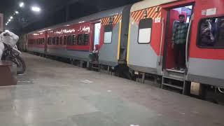 12981/Jaipur - Asarva (Ahmedabad) SF Express Departure From Jaipur Junction Plf No 4