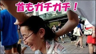 肩に鉄筋が入っているようなガチガチのお姉さん【Free Massage of  shoulder 】Japanese style massage.