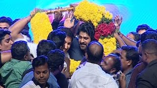 Fans Present a Huge Flower Garland to Prabhas and Gopichand at Jil Audio Launch