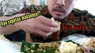 Mukbang Nasi Padang malah diajakin ngobrol Satpam, Kacau !