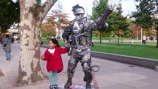 かっこいい軍人の像パフォーマンスin london